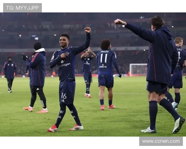 巴黎与曼联的对决究竟谁能成功晋级下一轮比赛分析